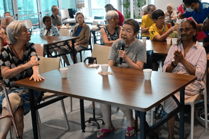 A group of people sitting at tables
AI-generated content may be incorrect.